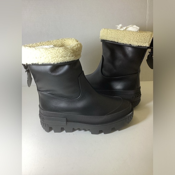 Moncler: Brown Peak City Nubuck & Suede Lace-Up Boots | SSENSE Moncler
embossed-logo ankle boots